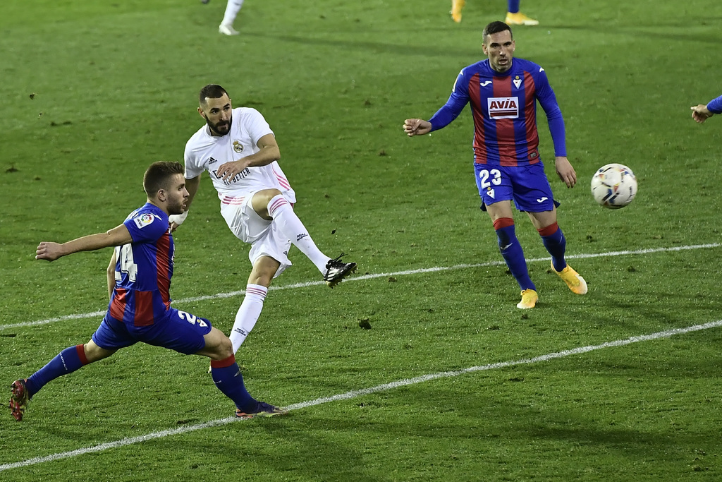 Karim Benzema dispara de fuera del área para marcar el primer gol del Real Madrid. (AP)