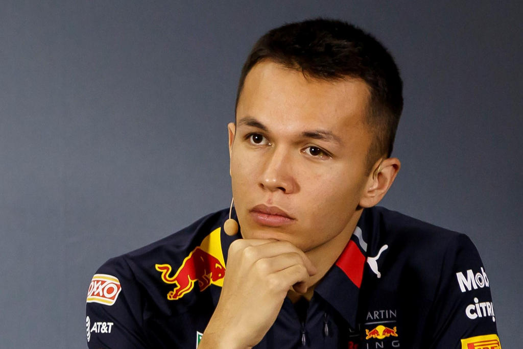 A Alexander Albon le dolió que Red Bull lo remplazara con el mexicano Sergio Pérez, para la temporada 2021 de la Fórmula Uno. (ARCHIVO)