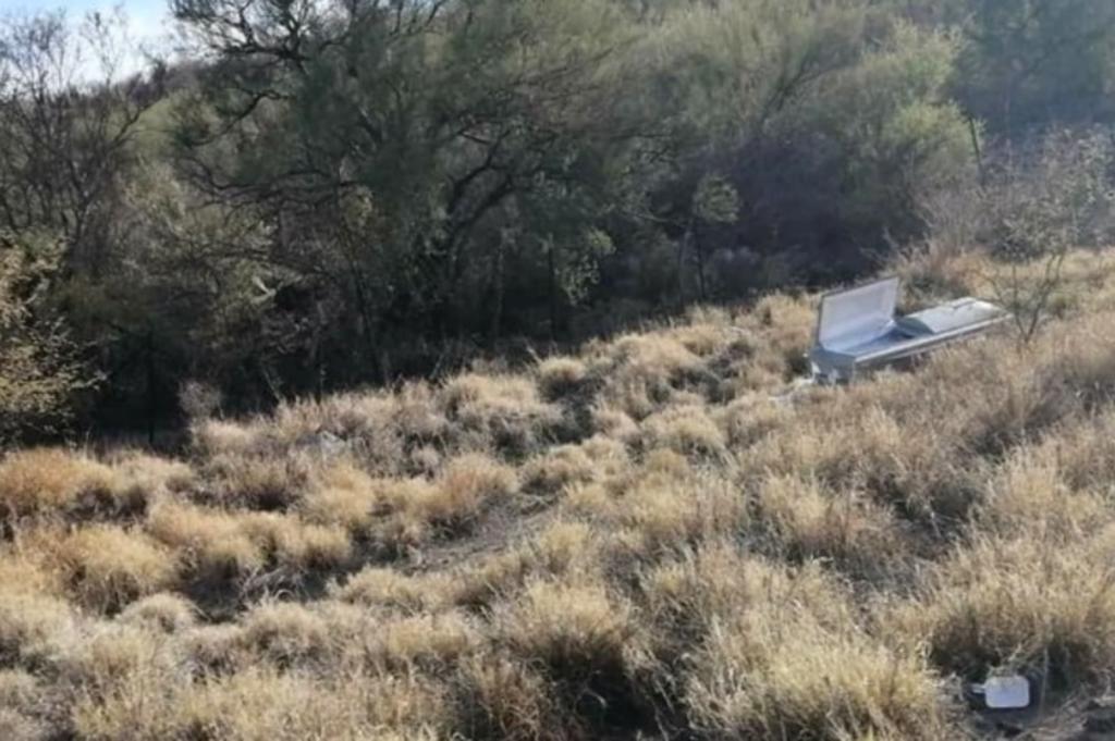 Un féretro tirado a 5 kilómetros de la comunidad de Guadalupe de Ures, provocó pánico y temor a los automovilistas que transitaban hacia los municipios del Río Sonora. (Especial)