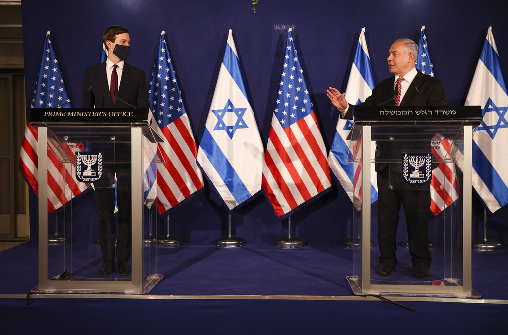 El asesor presidencial y el primer ministro israelí, Benjamín Netanyahu, exhibieron su sintonía. (AP) 