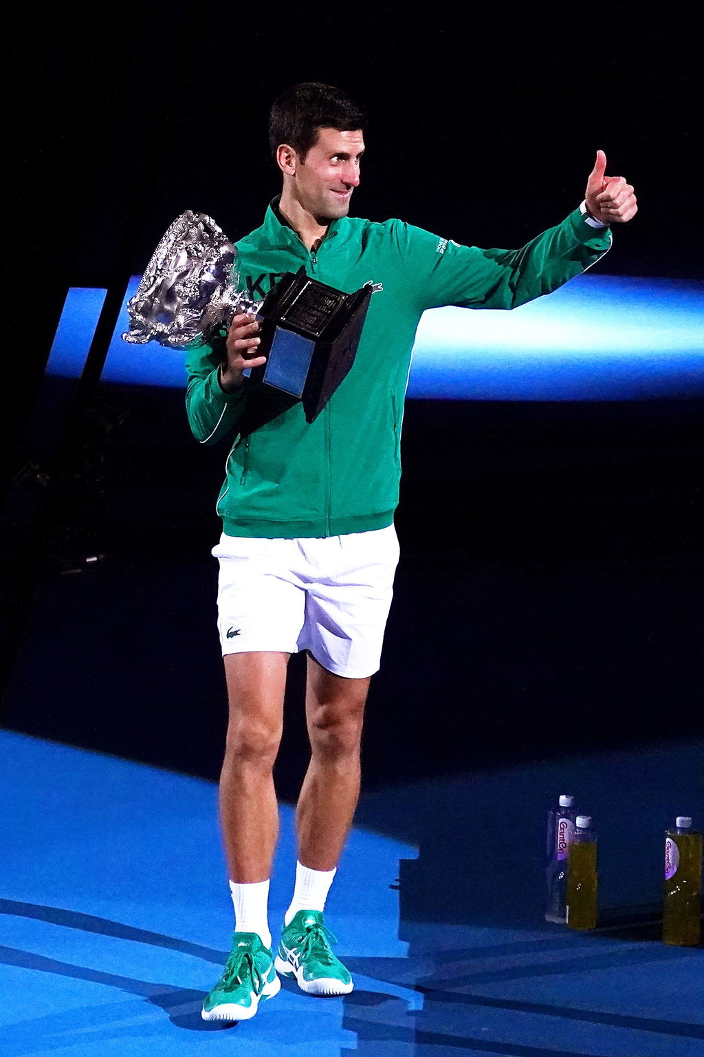 Novak Djokovic cerró por sexta vez un año como número uno, igualando el récord de Roger Federer. (ARCHIVO)