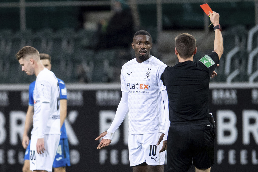 Marcus Thuram fue expulsado por escupir a un rival en el rostro, en el partido del sábado ante el Hoffenheim. (AP)