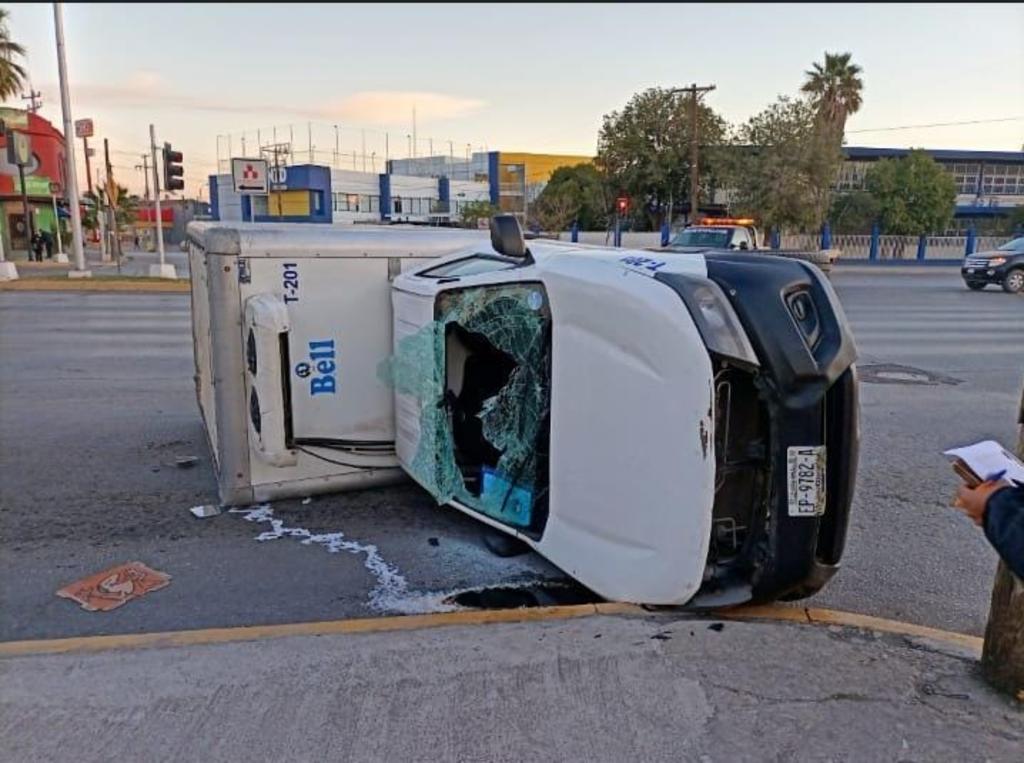 El accidente sucedió a las 7:10 de la mañana del martes en el cruce del bulevar Miguel Alemán y calle Montecarlo del fraccionamiento Campestre.
(EL SIGLO DE TORREÓN)