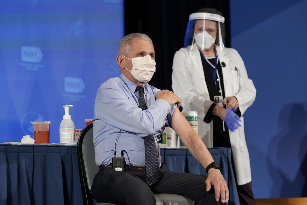 El epidemiólogo jefe de Estados Unidos, Anthony Fauci, y otros líderes sanitarios recibieron este martes la vacuna de Moderna contra el coronavirus en el centro clínico de los Institutos Nacionales de Salud (NIH) en Bethesda, Maryland. (EFE) 
