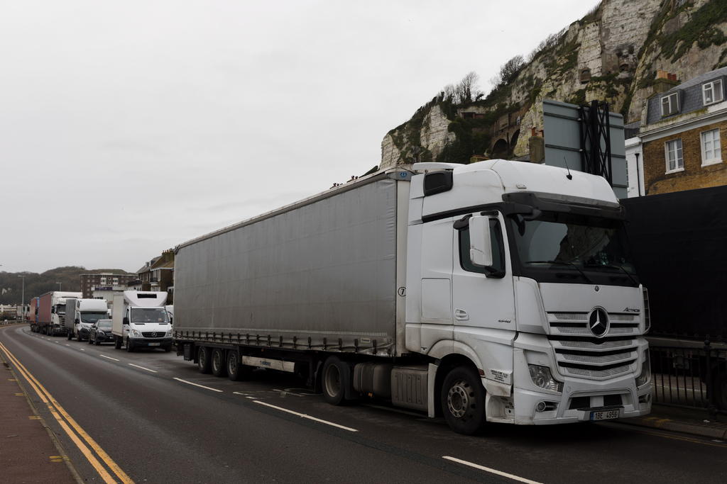 Más de 1,500 transportistas continúan atrapados este martes en cunetas y aparcamientos cercanos al puerto británico de Dover, ante el cerrojazo de Francia al paso de mercancías por el canal de la Mancha para evitar la expansión de una nueva cepa del coronavirus detectada en Inglaterra. (EFE) 
