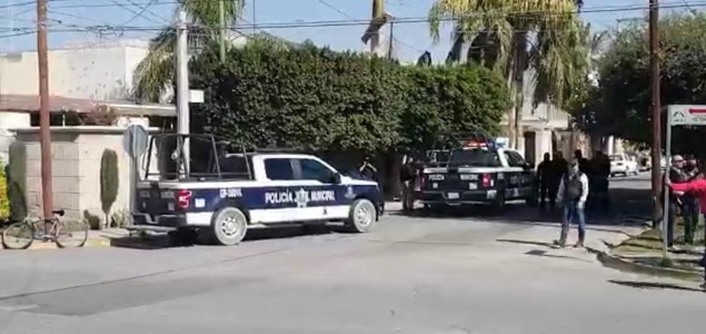 Se registra movilización policiaca en Gómez Palacio tras robo de vivienda en la colonia Las Rosas; agentes preventivos lograron detener al presunto ladrón. (EL SIGLO DE TORREÓN)