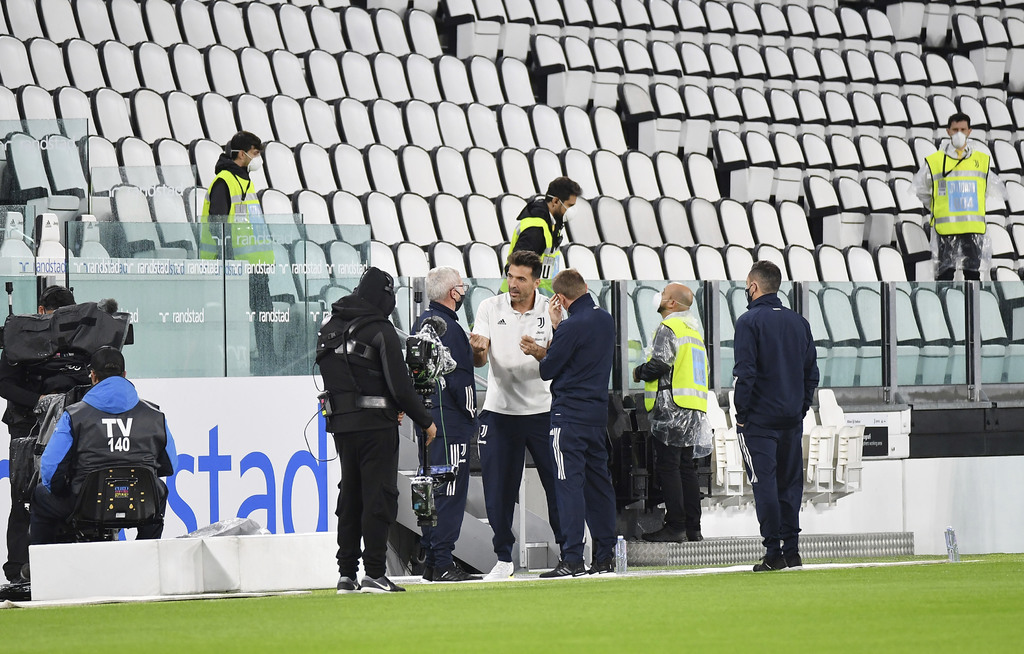 Gianluigi Buffon (c) está en la cancha del Allianz Stadium en Turín antes del partido programado contra el Napoli, que no se presentó al duelo del pasado 4 de octubre. (AP)