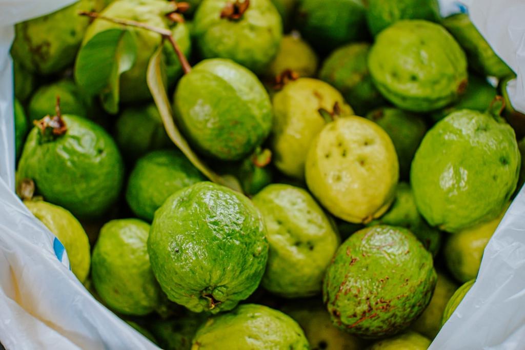 La guayaba es una fruta que deleita el paladar de miles de personas. Por su versatilidad, esta fruta se puede consumir de distintas maneras: en agua, jugo, atole, jalea, mermelada, nieve y en diversos postres. (Especial) 