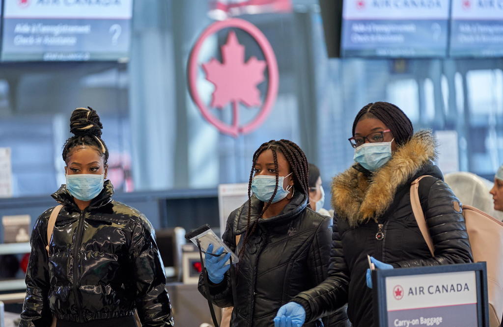 El primer ministro canadiense, Justin Trudeau, anunció este miércoles que Canadá ampliará hasta el 6 de enero de 2021 la suspensión de vuelos con el Reino Unido que se inició el lunes tras la aparición de una nueva variante del virus de la COVID-19 en el país europeo. (ESPECIAL) 
