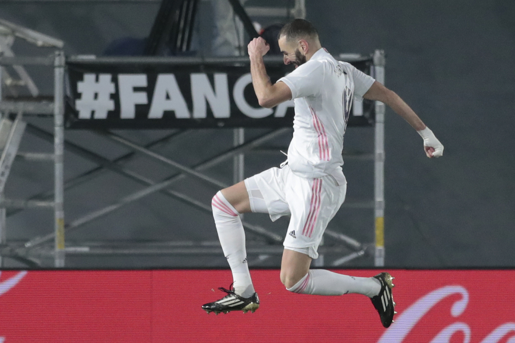 Karim Benzema marcó el segundo gol del Madrid en la victoria 2-0 sobre el Granada. (EFE)