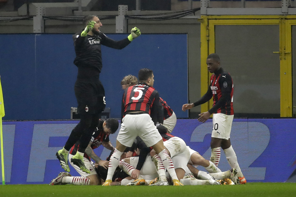 Jugadores del Milan celebran el tanto de último minuto de Theo Hernández, con el que derrotaron ayer 3-2 a Lazio. (AP)