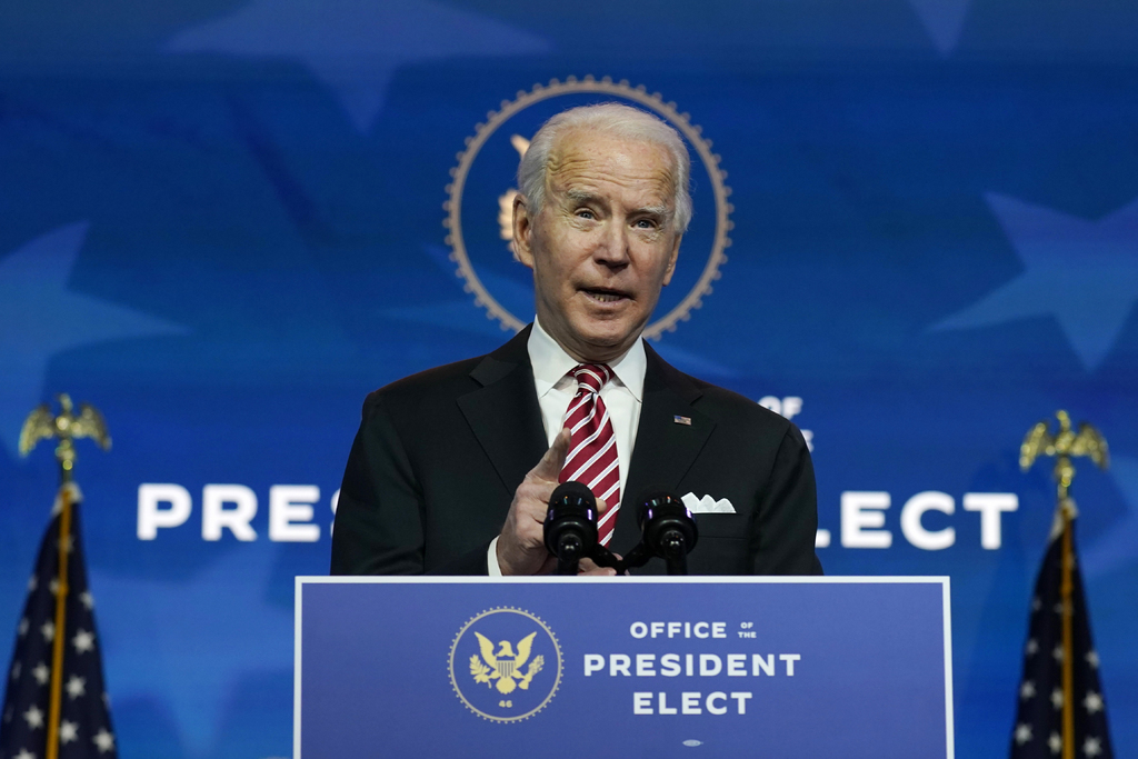Biden representa la vuelta a viejos paradigmas que no ofrecen soluciones, según analistas. (AP) 