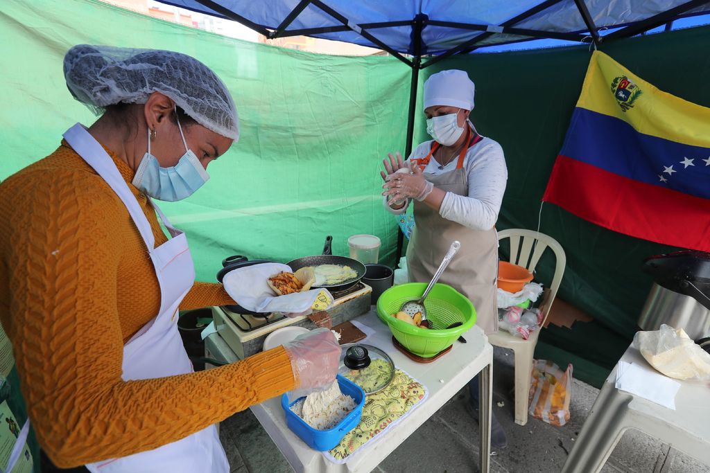 Inmigrantes trabajan para hacerse espacio en Bolivia. (EFE) 