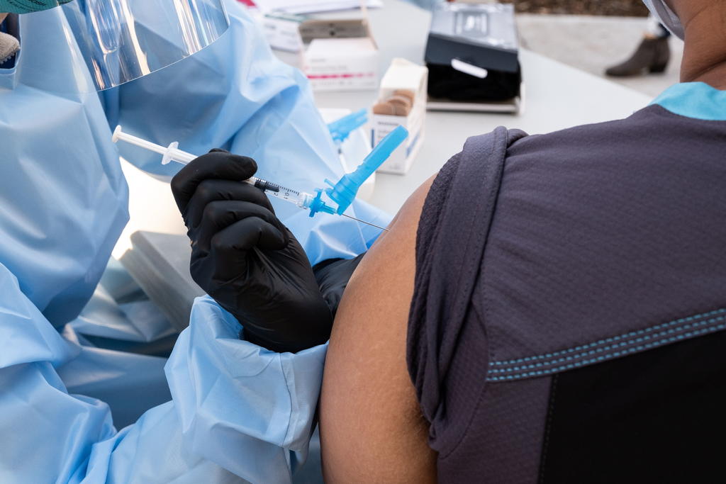 Dos adultos mayores fueron las primeras personas en ser vacunadas contra la COVID-19 en Costa Rica este jueves, luego de que el país recibiera en la víspera las primeras 9,750 dosis de la vacuna desarrollada por Pfizer y BioNTech. (ARCHIVO) 

