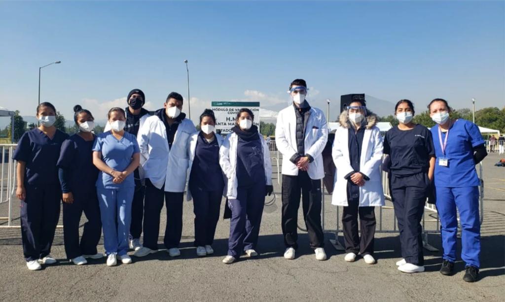 Una dosis de tranquilidad y confianza para seguir trabajando fue la que recibieron este jueves cientos de médicos que accedieron a la vacuna contra el coronavirus en la 22 Zona Militar Santa María Rayón en Toluca, Estado de México. (EL UNIVERSAL)