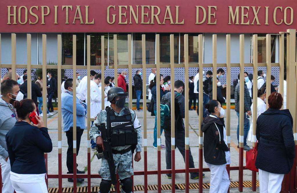 La primera jornada de vacunación contra el COVID-19 terminó en el Hospital General de México, ubicado en la capital del país, y como muestra de ello ya no se observan largas filas de personas que había hoy mismo por la mañana. (EFE)