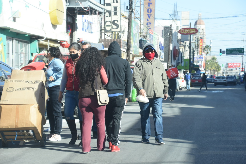 Ciudadanos de Monclova salieron a realizar compras de pánico previo a la Nochebuena.