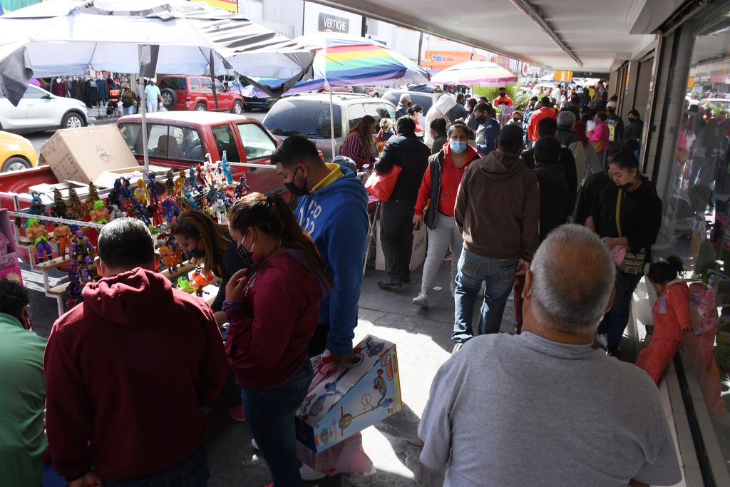 En esta semana las calles en la zona Centro constantemente han estado abarrotadas de familias que acuden de compras.