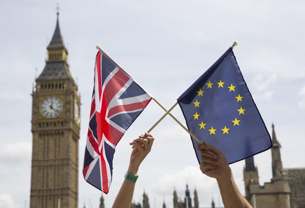 Los embajadores de la UE y legisladores a ambos lados del Canal de la Mancha examinarán ahora el “Acuerdo de Comercio y Cooperación de la EU y Reino Unido”, que contiene más de 1,240 páginas. (ARCHIVO)