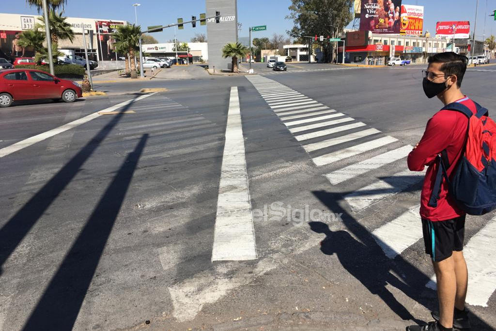 Una nueva distribución de los pasos peatonales en Colón e Independencia generó confusión y molestia entre ciudadanos de Torreón. (FERNANDO COMPEÁN) 