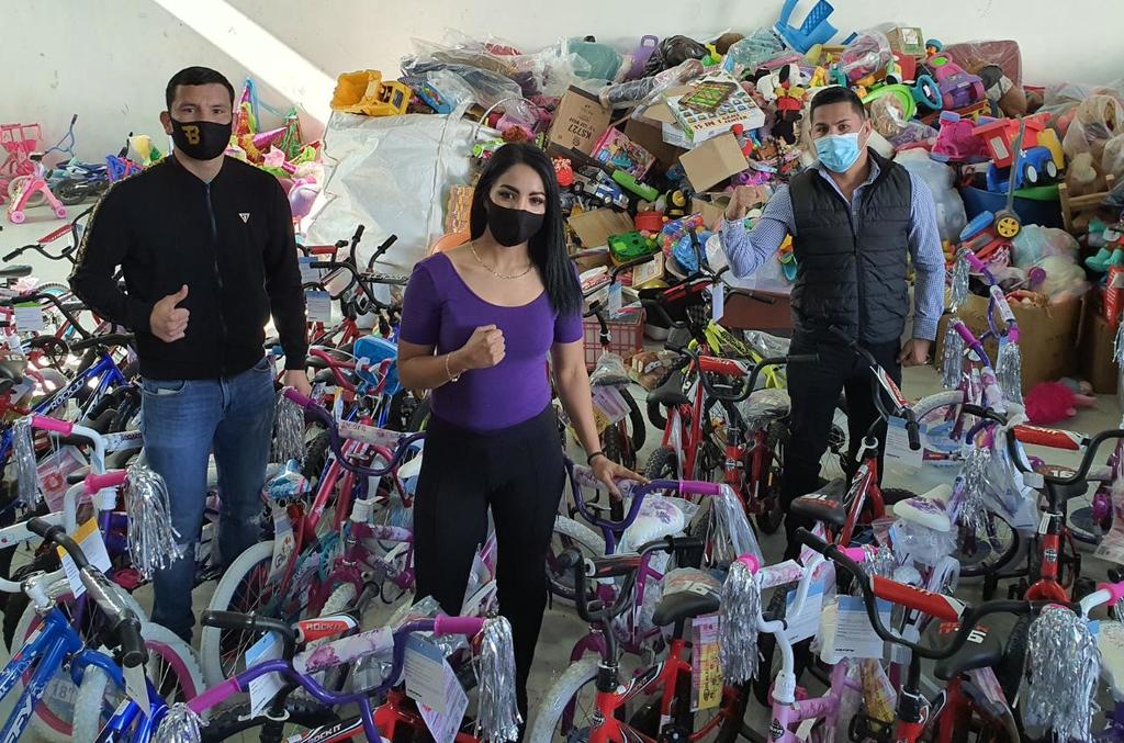 Los pugilistas Miguel 'Micky' Román, Diana 'La Bonita' Fernández y Bryan 'El Niño Maravilla' Flores, entregaron alrededor de 100 bicicletas, las cuales fueron obsequiadas a los niños desamparados de Ciudad Juárez, Chihuahua. (ARCHIVO) 