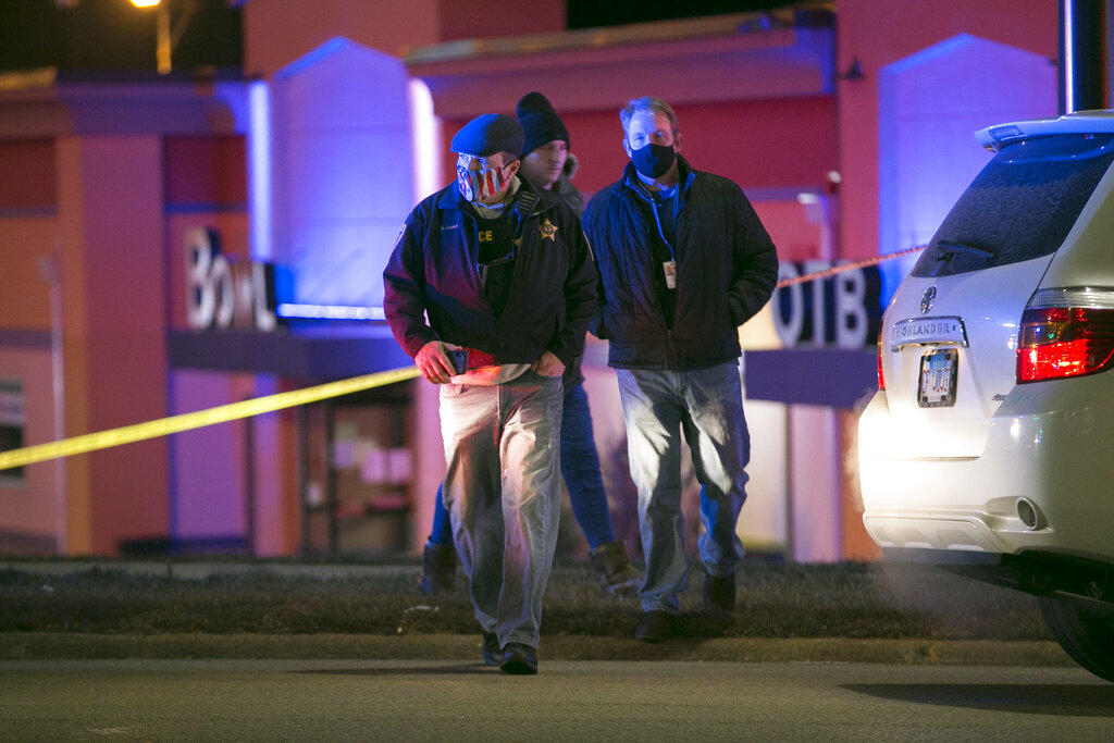 Un sujeto armado abrió fuego el sábado en la noche dentro de un establecimiento de bolos en Illinois, donde mató a tres personas e hirió a tres más, en un ataque no dirigido contra alguien en particular, a decir de las autoridades.(AGENCIAS)