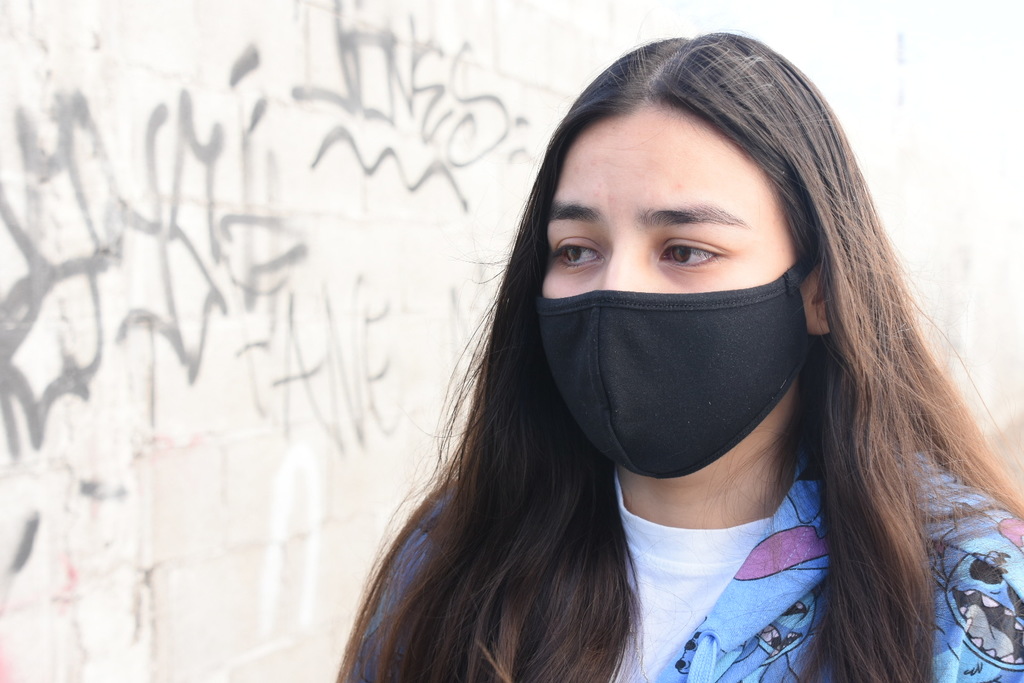 La joven narra cómo un hombre puso una pistola en su cabeza para amenazarla y así poder quitarle sus pocas pertenencias.