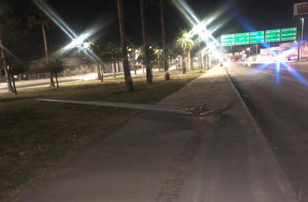 La madrugada de este sábado una camioneta derribó el poste de una luminaria frente a la Pequeña Zona Industrial de Torreón, el conductor abandonó el vehículo en el lugar. (EL SIGLO DE TORREÓN)