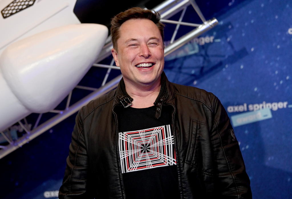 El director general de Tesla Elon Musk dijo que en algún momento consideró vender la compañía de autos eléctricos a Apple, pero el CEO de la empresa fabricante del iPhone rechazó una reunión. (ARCHIVO) 
