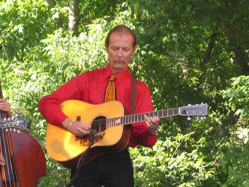 Tony Rice, guitarrista maestro de bluegrass que atrajo seguidores en todo el mundo por su forma rápida y fluida de tocar su Martin D-28, falleció, informaron allegados. Tenía 69 años. (Especial) 