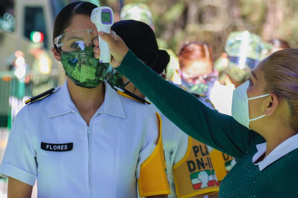 México retomó este domingo su plan de vacunación al suministrar en un recinto militar de la capital 3,900 nuevas dosis del compuesto de Pfizer-BioNTech a personal sanitario proveniente de varios hospitales del país que atienden a enfermos de la COVID-19. (EFE)