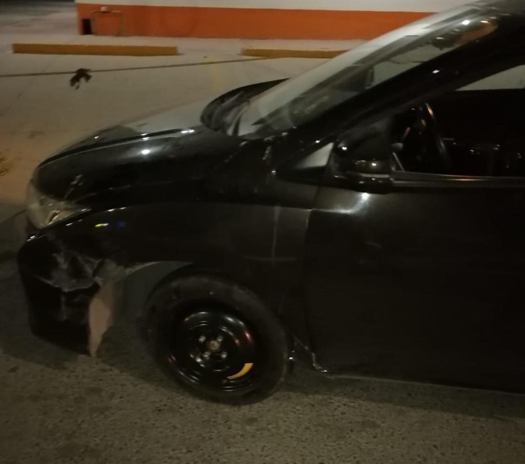 Una conductora que se encontraba en estado de ebriedad impactó su vehículo contra un semáforo en la colonia Moctezuma de la ciudad de Torreón. (EL SIGLO DE TORREÓN)