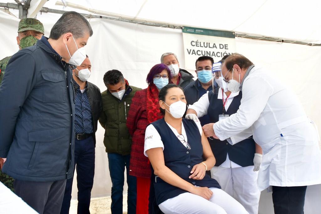 Erika Espinoza Flores, jefa de enfermería del hospital General en Saltillo, fue la primera en recibir la vacuna en la entidad; a partir de este momento, cada hora 20 personas serán vacunadas en el 69 Batallón de Infantería. EL SIGLO DE TORREÓN)