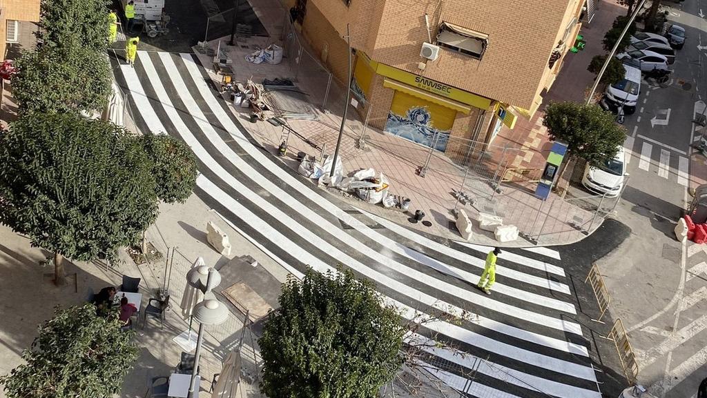Internautas respondieron compartiendo imágenes de otros extraños pasos peatonales. (INTERNET)
