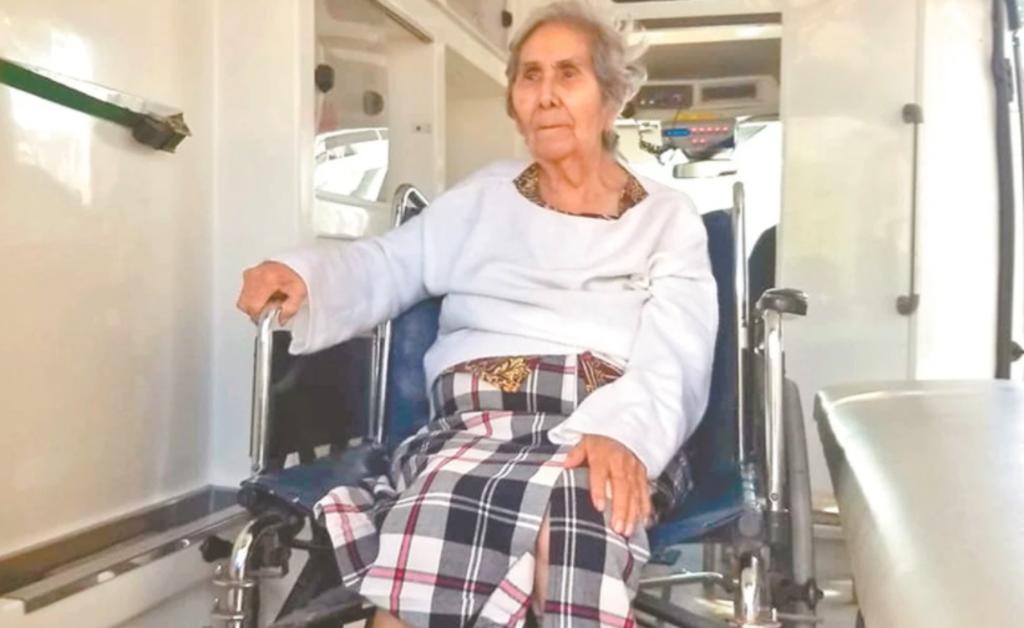 Al salir del hospital, Francisca Hernández agradeció al personal de la Salid que la atendió y la ayudó en su lucha contra el COVID-19 (ESPECIAL)