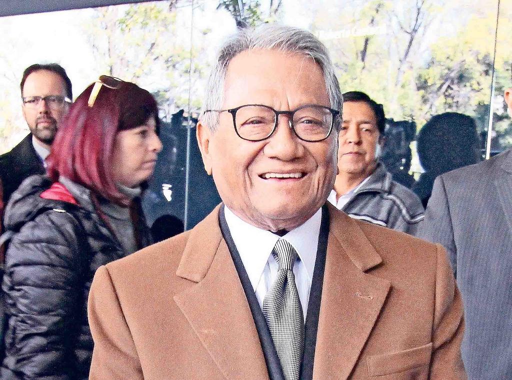 Coqueto, bromista y romántico, así es como Armando Manzanero se mostraba ante el público, a quien cautivaba con sus versos y hacía reír con sus bromas, siempre conectadas con ese humor y jiribilla de su tierra, Yucatán. (ARCHIVO)
