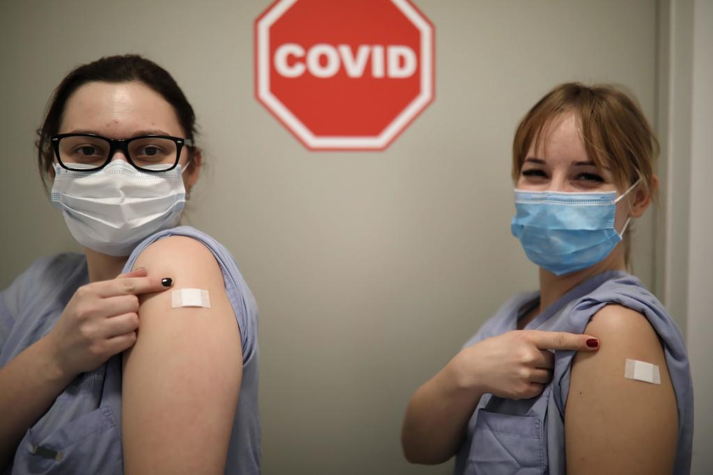 Cada vez es más probable que el coronavirus SARS-CoV-2 se convierta en endémico en humanos, en algunos animales o en ambos, es decir que no desaparezca con las vacunas, coincidieron hoy dos reconocidos expertos en enfermedades infecciosas. (ARCHIVO) 