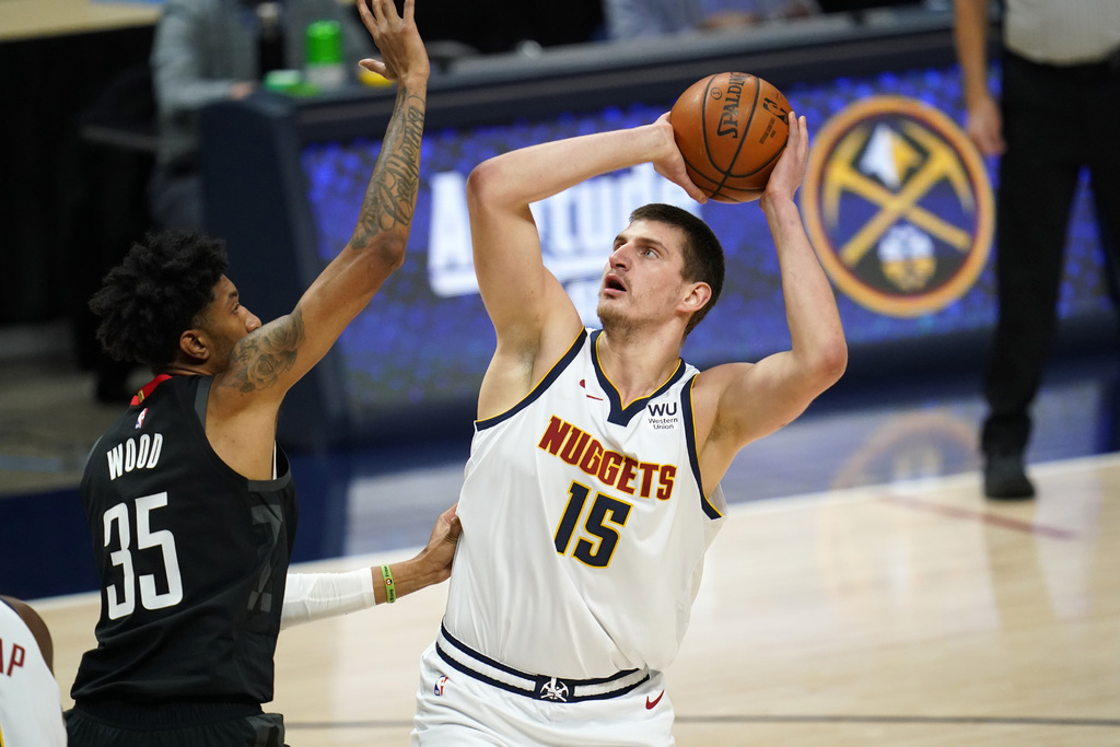 Nikola Jokic logró su segundo 'triple doble' de la temporada, en el triunfo de los Nuggets 124-111 sobre los Rockets. (AP)