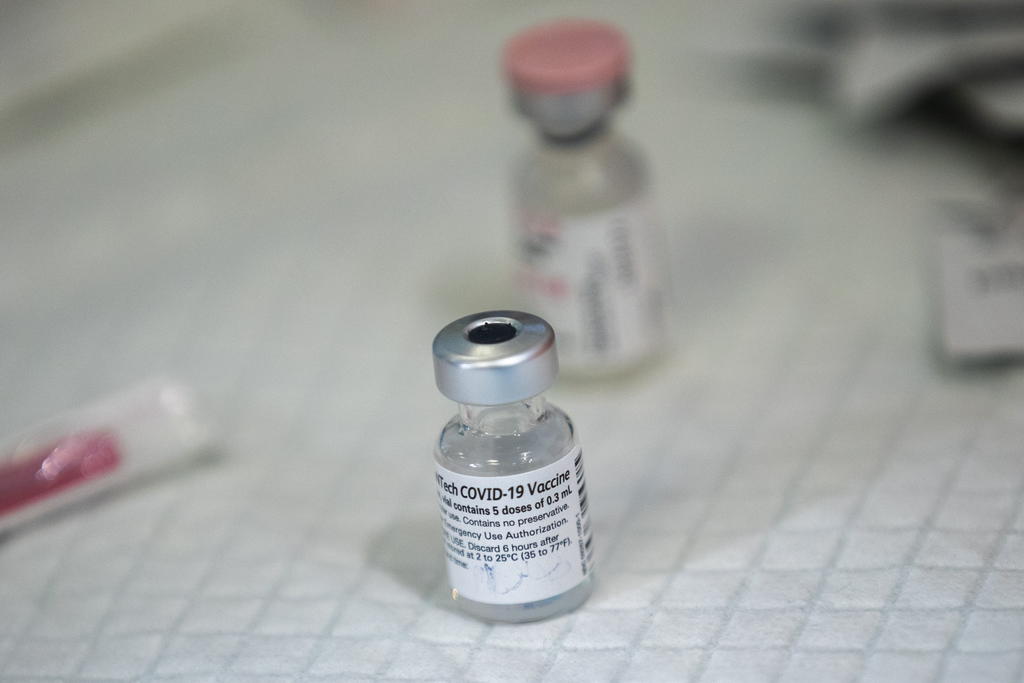 Unas 500 dosis de la vacuna de Moderna contra el coronavirus tuvieron que ser desechadas en Wisconsin debido a un 'error humano'. (ARCHIVO) 