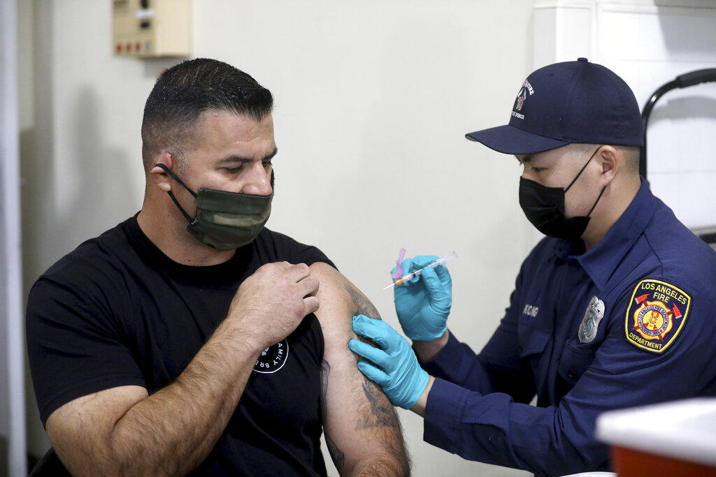 Mientras la vacunación prosigue en Florida entre los grupos prioritarios y a día de hoy ya son 122,881 las personas las que han recibido la primera dosis, los contagios, las muertes y las hospitalizaciones por COVID-19 siguen aumentando. (AGENCIAS)
