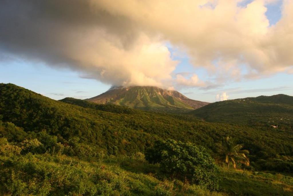 Las autoridades de San Vicente y las Granadinas han subido el nivel de alerta de amarillo a naranja, el tercero mayor de un conjunto de cuatro, después de que el volcán La Soufriere en San Vicente y las Granadinas comenzara a lanzar magma. (ESPECIAL)
