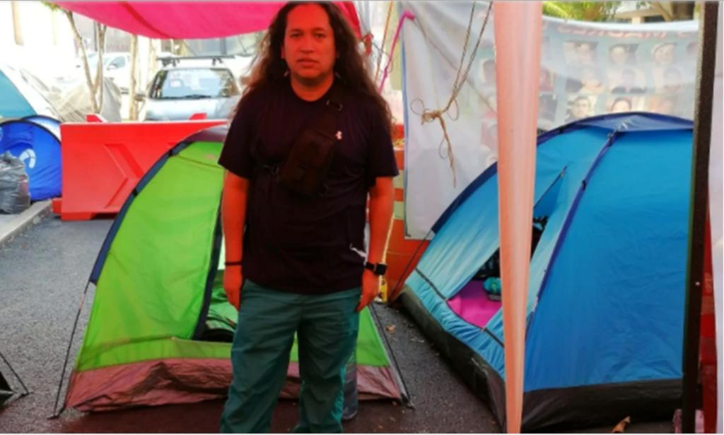 Tras 40 días de manifestarse afuera de las instalaciones de la Secretaría de Gobernación, el periodista desplazado Omar Bello Pineda amenazó en redes sociales con prenderse fuego en la mañana del 30 de diciembre ante la falta de respuesta a sus demandas. (ESPECIAL)