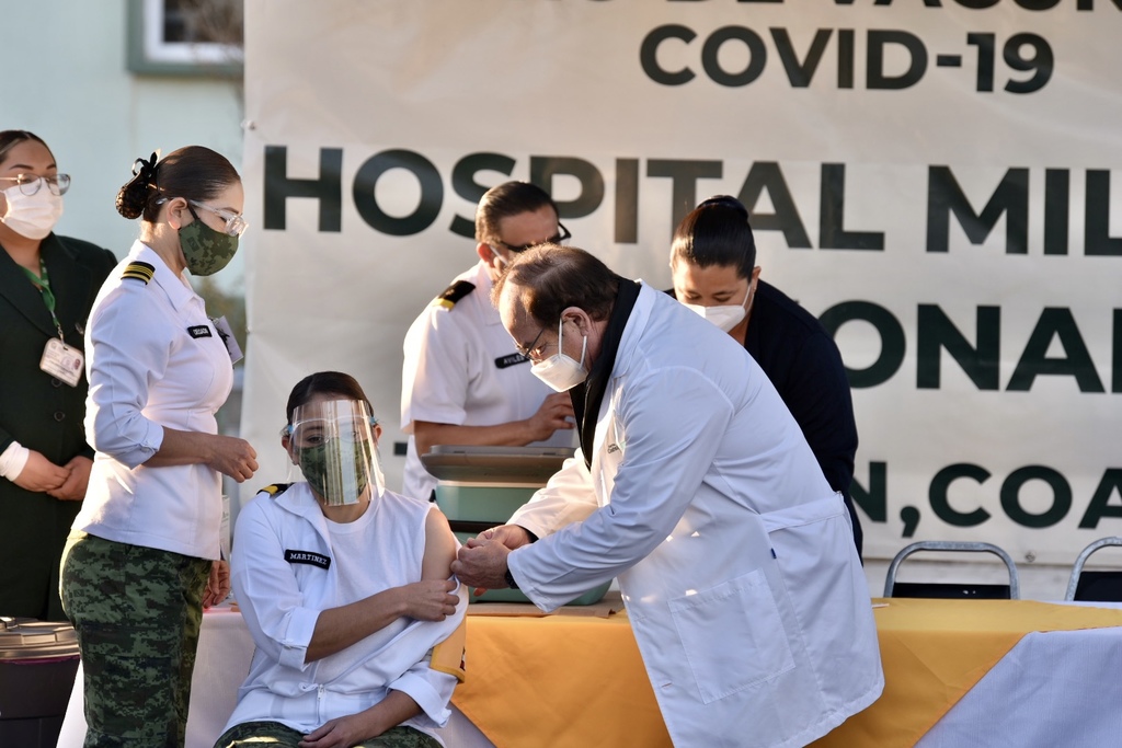 Las primeras dosis de la vacuna contra el COVID-19 se aplicaron en trabajadores de la salud que laboran en hospitales de La Laguna incorporados a la Red IRAG (Infección Respiratoria Aguda Grave). (ÉRICK SOTOMAYOR)