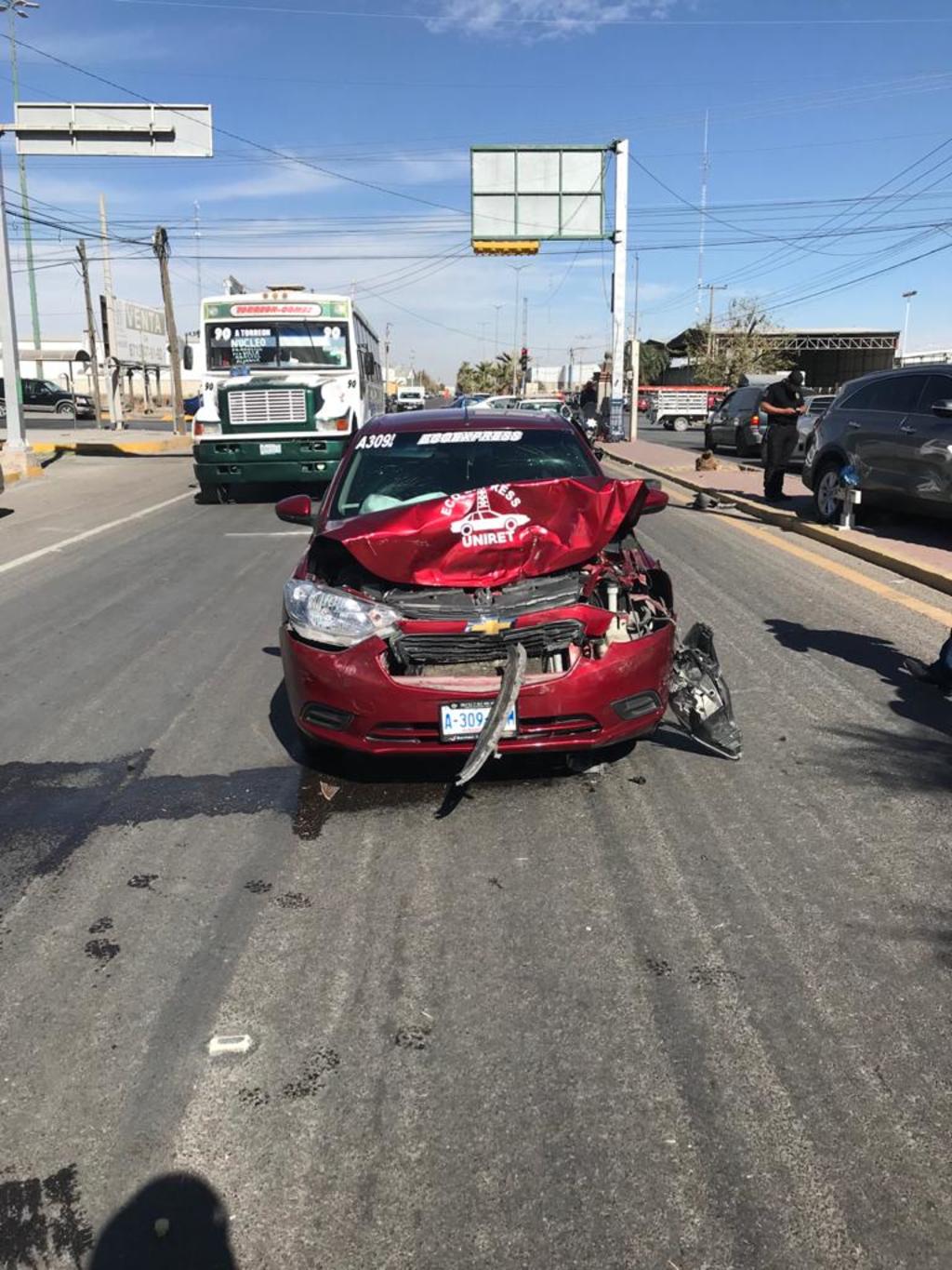 En el accidente participaron la conductora de una camioneta de la marca Kia. (EL SIGLO DE TORREÓN)