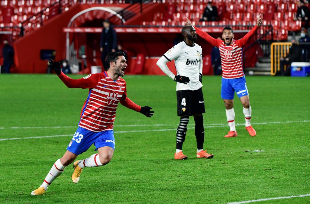 El Granada puso la guinda al sensacional 2020 que ha firmado al ganar por 2-1 en el último partido del año en el Estadio Nuevo Los Cármenes al Valencia, que acabó con nueve jugadores, por las expulsiones de Jason y Guedes, y ve agravado sus problemas al estancarse en la zona baja después de siete jornadas sin ganar. (AGENCIAS)