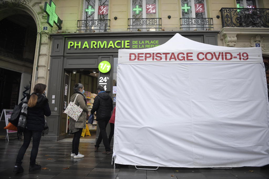 Francia registró en las últimas veinticuatro horas 26,457 nuevos casos de coronavirus, frente a los 11,395 notificados el día anterior, un dato que apunta a un repunte de los contagios en plenas celebraciones navideñas. (ARCHIVO) 
