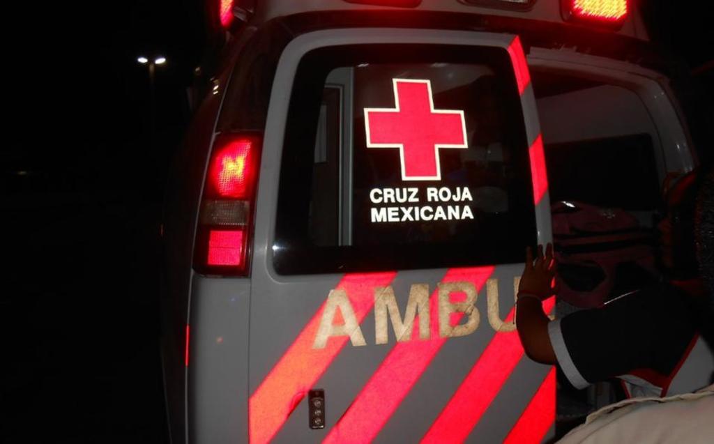 Paramédicos de la Cruz Roja arribaron al sitio para atender al herido, quien presentaba un impacto de proyectil de arma de fuego en la cíen derecha con orificio de salida.
(ARCHIVO)