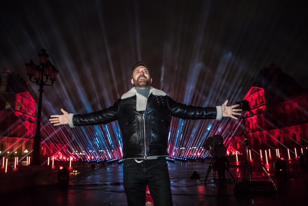 El compositor y 'DJ' francés David Guetta ofrecerá un concierto en redes sociales desde la Pirámide acristalada del Louvre este 31 de diciembre. (EFE)