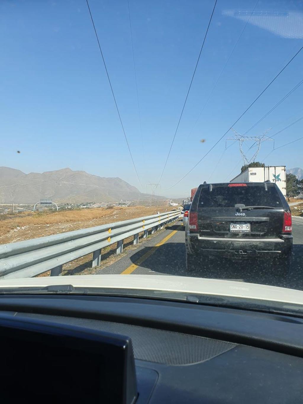 La carretera libre Saltillo- Monterrey se encuentra con tráfico lento y complicado, según reportan usuarios en redes sociales.de cuota en caso de dirigirse de Saltillo a Monterrey.(TWITTER)