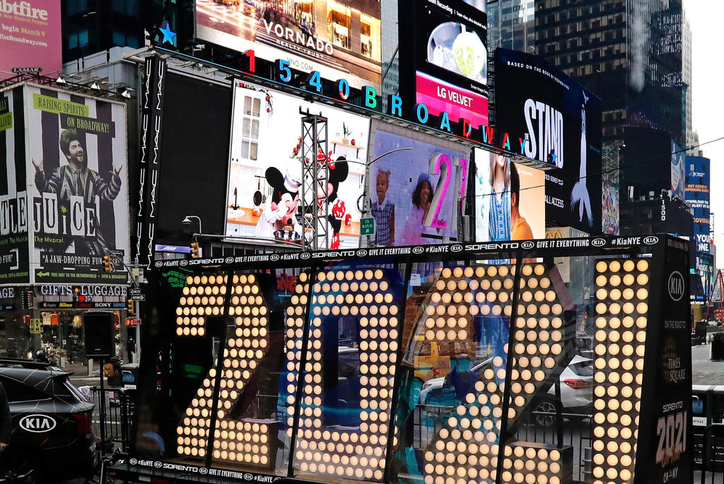 La famosa bola de Times Square, con la que los neoyorquinos reciben el año nuevo, no tendrá más compañía este 31 de diciembre que la del personal de producción del evento y un pequeño grupo de trabajadores esenciales, ya que las autoridades de la ciudad de Nueva York han prohibido la asistencia del público por la pandemia del coronavirus. (AGENCIAS)


